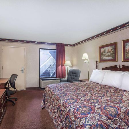 Days Inn By Wyndham Saint Pauls Екстер'єр фото