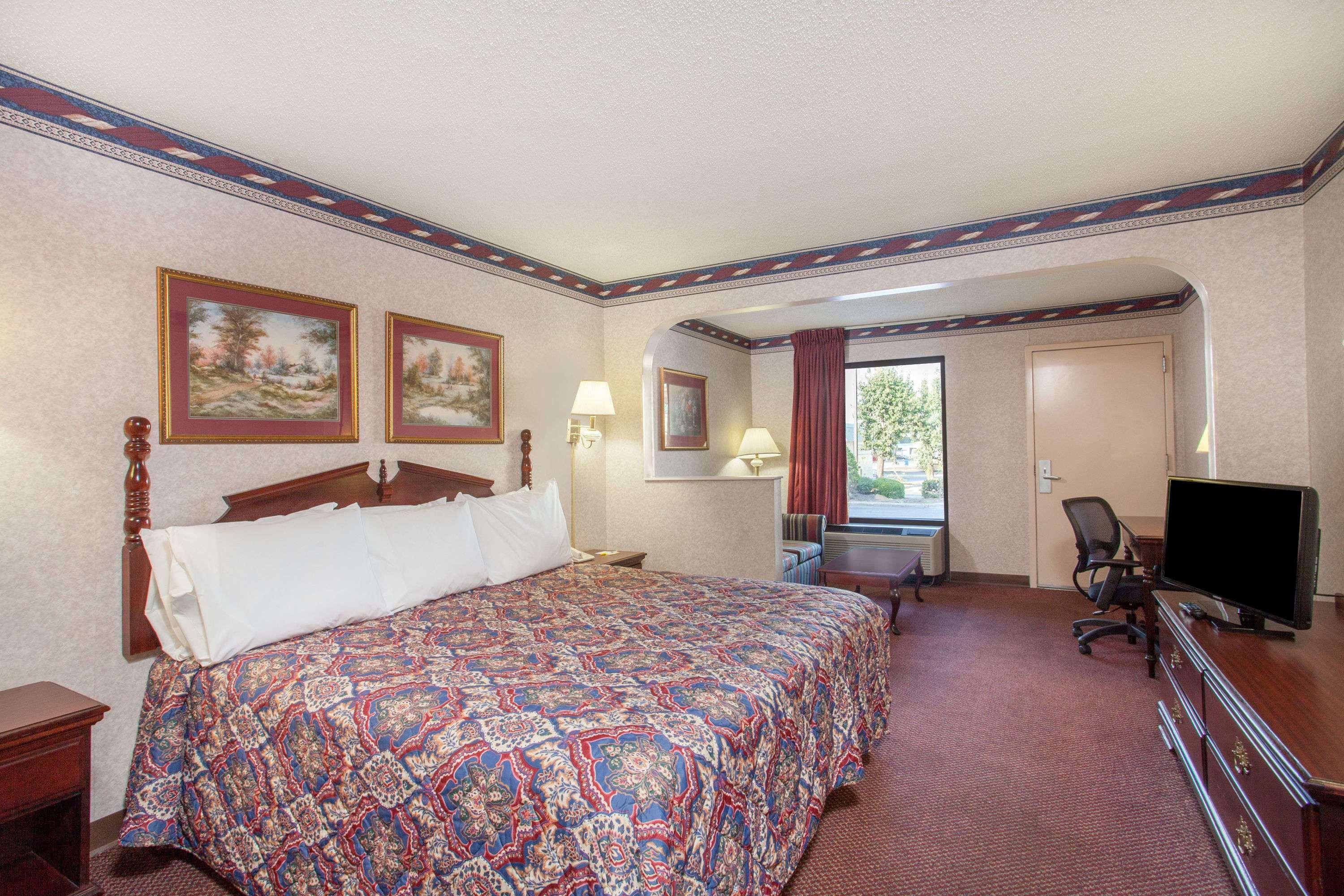 Days Inn By Wyndham Saint Pauls Екстер'єр фото