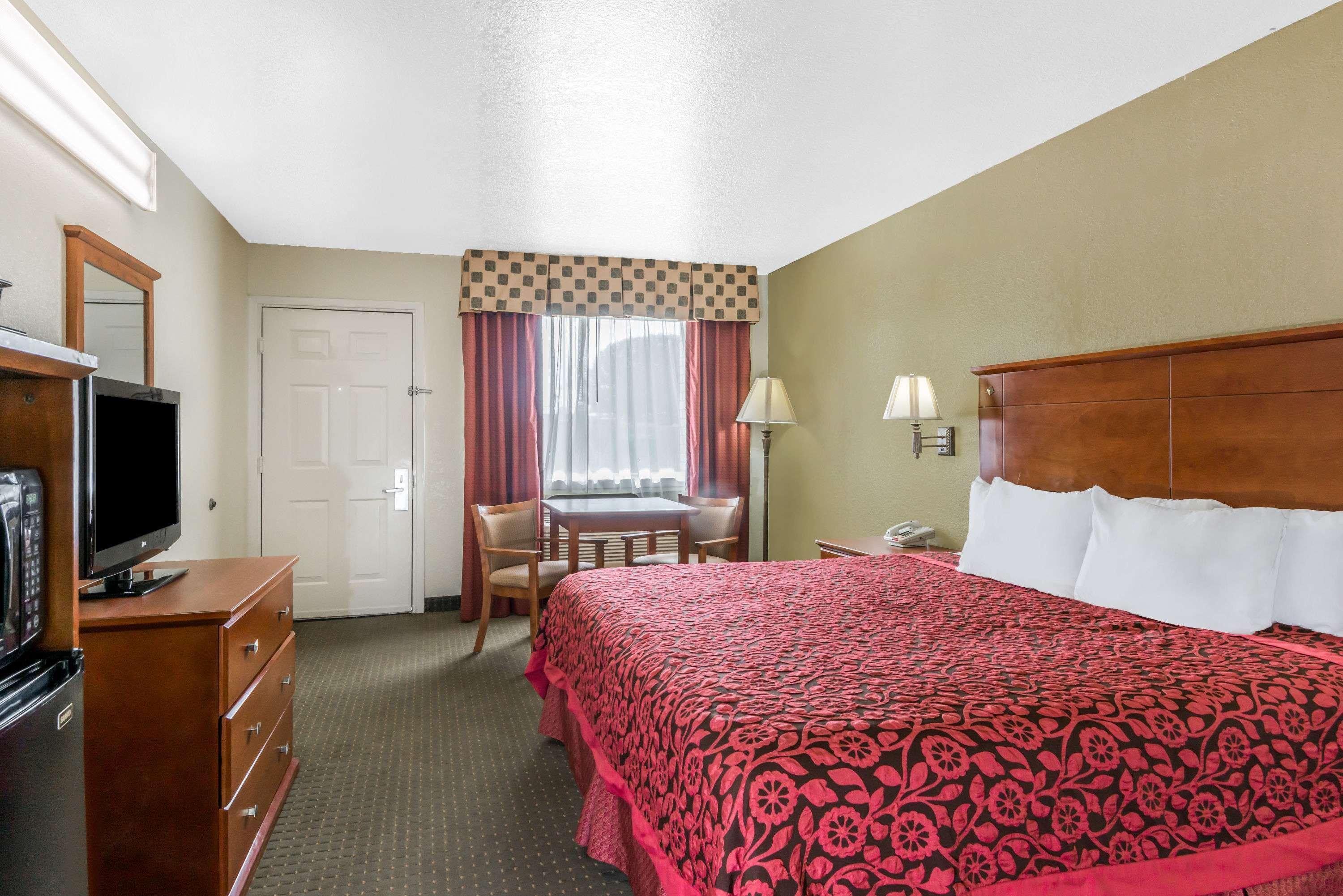 Days Inn By Wyndham Saint Pauls Екстер'єр фото