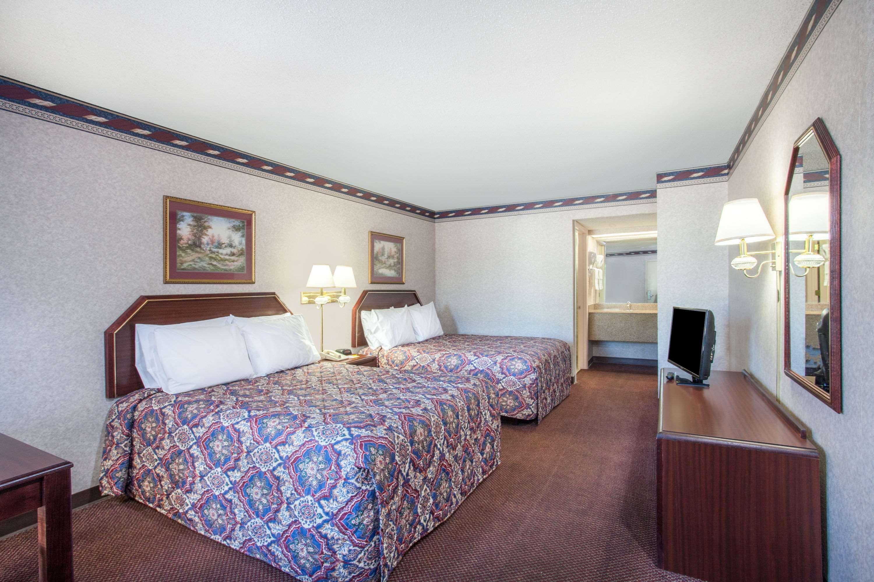 Days Inn By Wyndham Saint Pauls Екстер'єр фото
