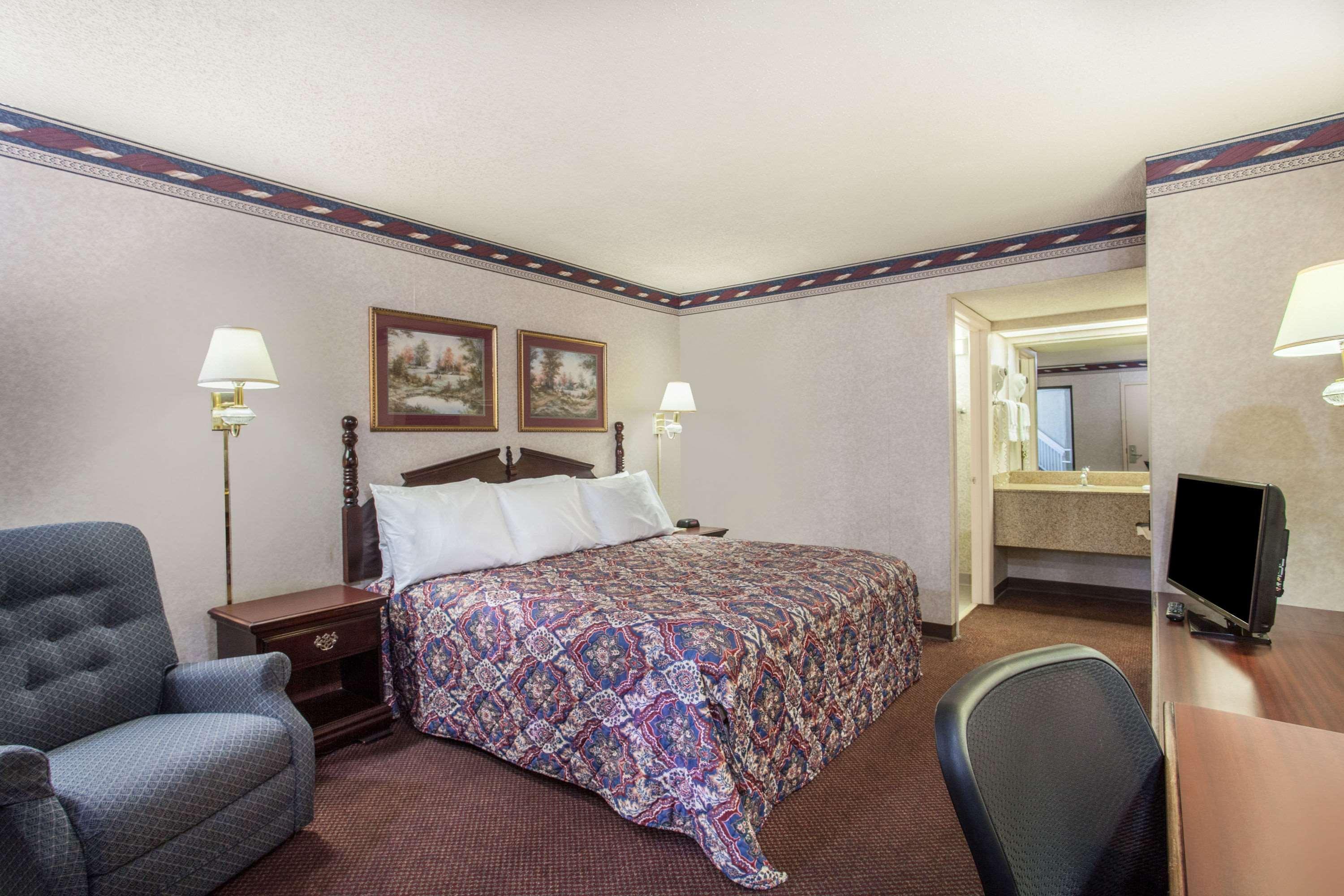 Days Inn By Wyndham Saint Pauls Екстер'єр фото