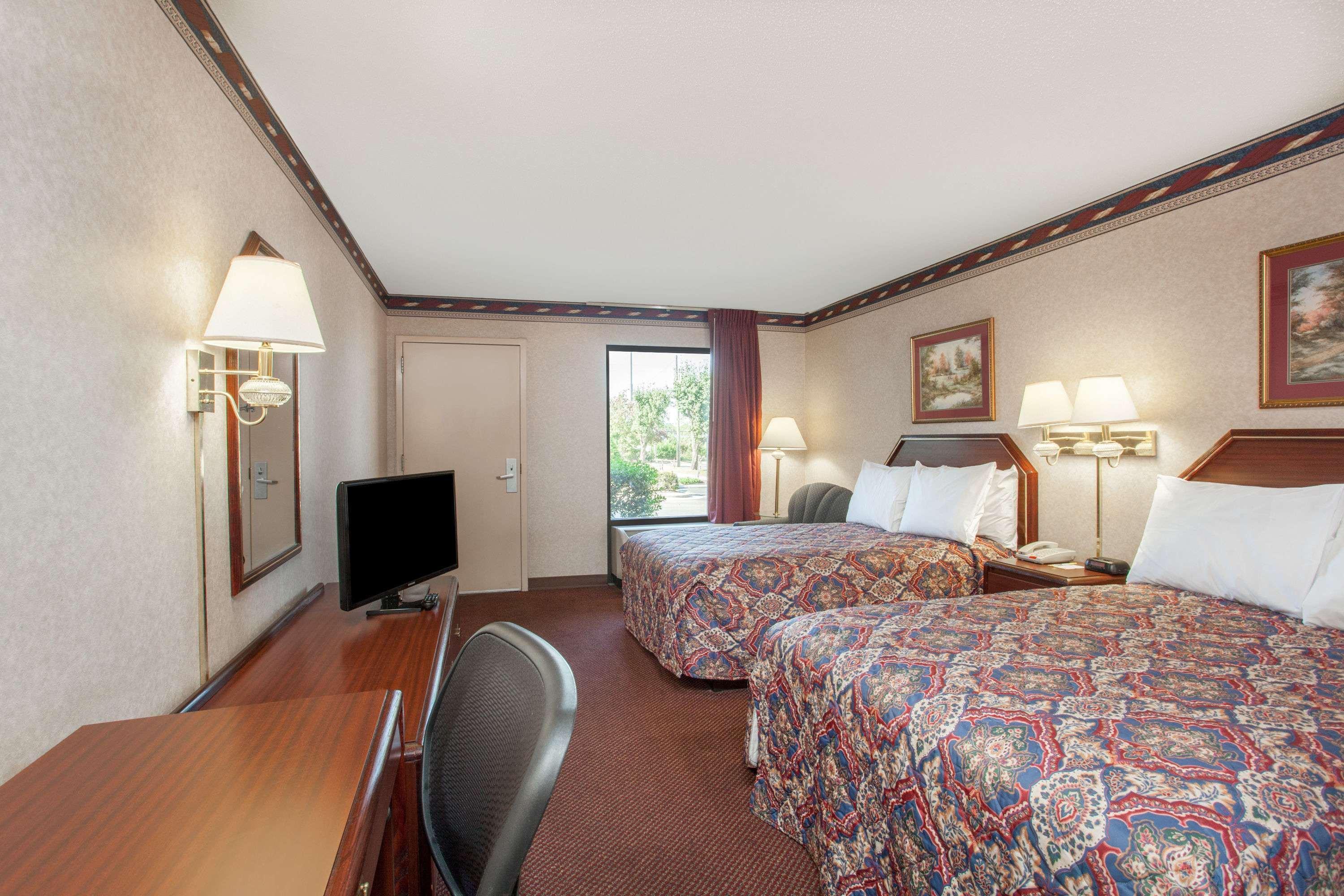 Days Inn By Wyndham Saint Pauls Екстер'єр фото