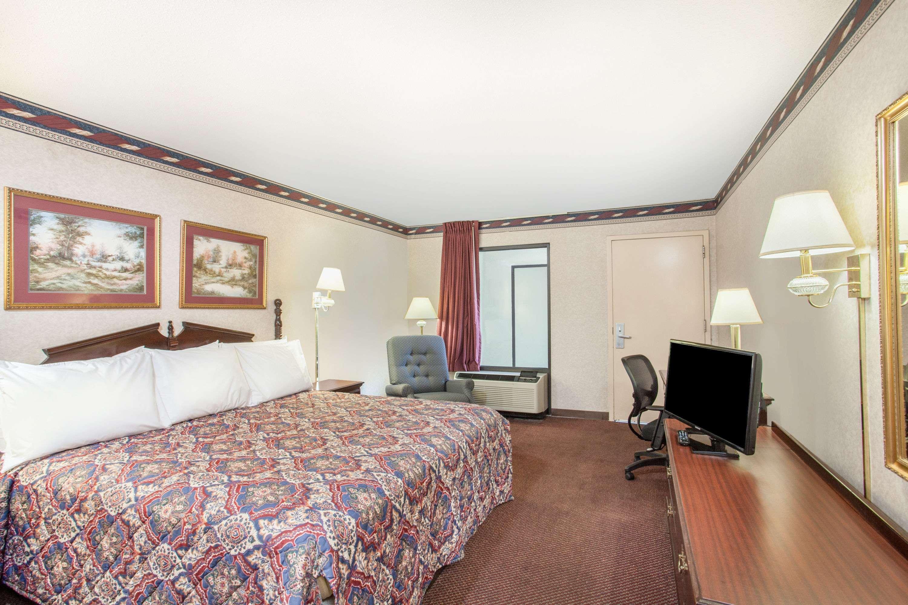 Days Inn By Wyndham Saint Pauls Екстер'єр фото