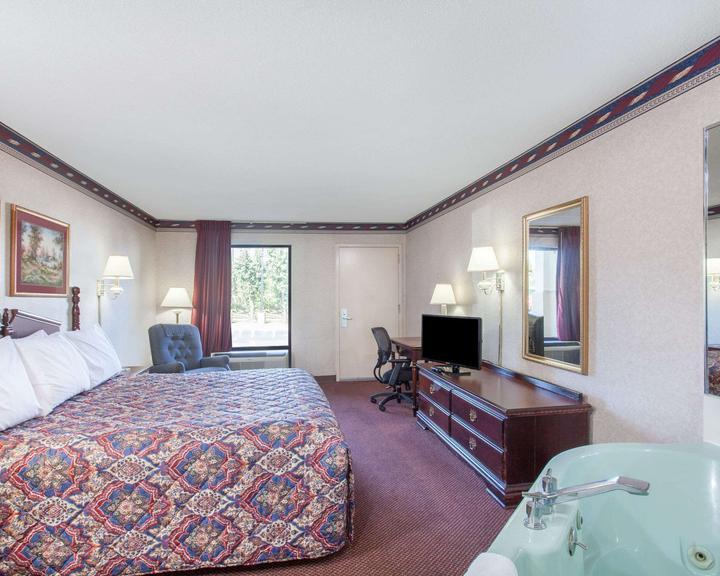 Days Inn By Wyndham Saint Pauls Екстер'єр фото